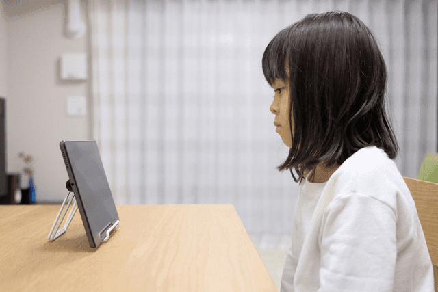 Screen time alone may not predict developmental difficulties, new research suggests
